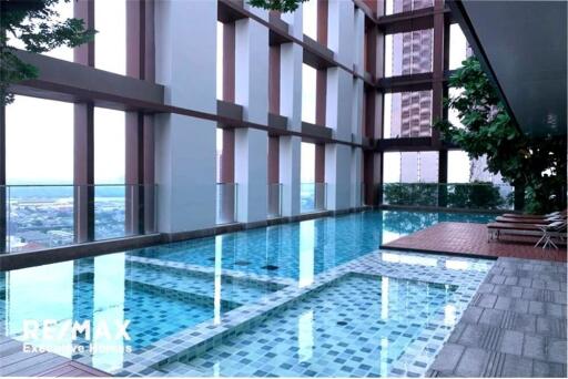 Contemporary style condominium in a tranquil and convenient area with a pet-friendly location on Sukhumvit 38.