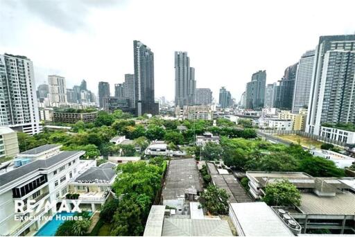 Contemporary style condominium in a tranquil and convenient area with a pet-friendly location on Sukhumvit 38.