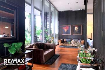 Contemporary style condominium in a tranquil and convenient area with a pet-friendly location on Sukhumvit 38.