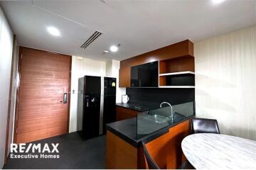 Contemporary style condominium in a tranquil and convenient area with a pet-friendly location on Sukhumvit 38.