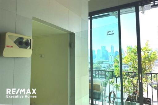 A modern, corner room and fully furnished Noble Remix Condominium with its own access to the BTS Thong Lor Station.