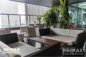 A modern, corner room and fully furnished Noble Remix Condominium with its own access to the BTS Thong Lor Station.