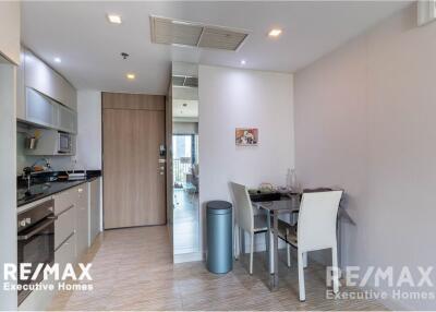 A modern, corner room and fully furnished Noble Remix Condominium with its own access to the BTS Thong Lor Station.