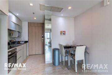 A modern, corner room and fully furnished Noble Remix Condominium with its own access to the BTS Thong Lor Station.