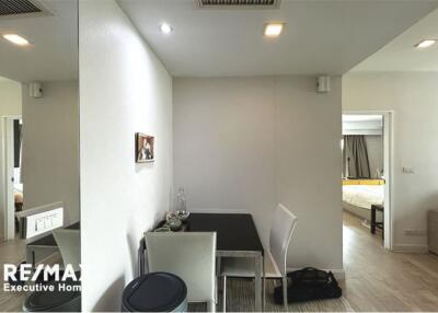 A modern, corner room and fully furnished BTS Thong Lor Station.