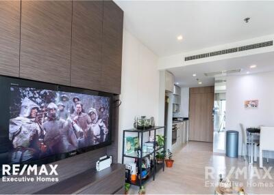 A modern, corner room and fully furnished Noble Remix Condominium with its own access to the BTS Thong Lor Station.