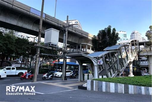 A modern, corner room and fully furnished BTS Thong Lor Station.