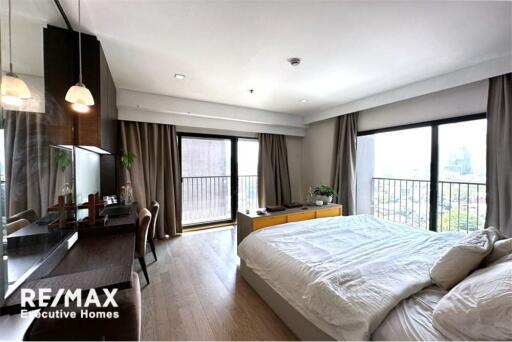 A modern, corner room and fully furnished Noble Remix Condominium with its own access to the BTS Thong Lor Station.