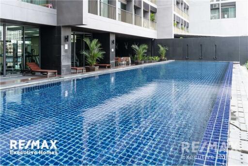 A modern, corner room and fully furnished Noble Remix Condominium with its own access to the BTS Thong Lor Station.