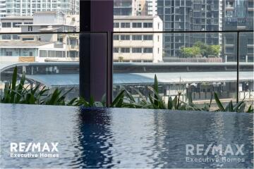 A modern, corner room and fully furnished Noble Remix Condominium with its own access to the BTS Thong Lor Station.