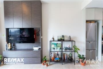 A modern, corner room and fully furnished Noble Remix Condominium with its own access to the BTS Thong Lor Station.