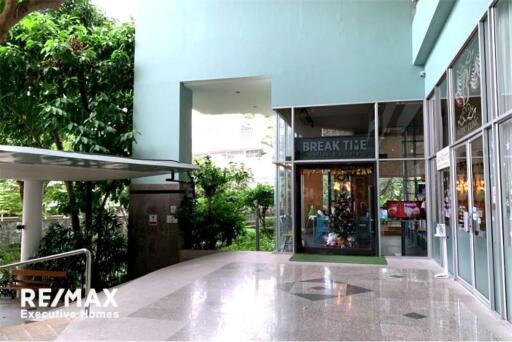 Supalai Park Phahonyothin Condominium nice and bright unit 5 mins walk to BTS Phaholyotin 24 Station.