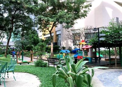 Supalai Park Phahonyothin Condominium nice and bright unit 5 mins walk to BTS Phaholyotin 24 Station.