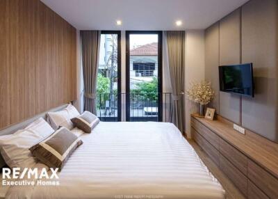 Low rise apartment with 12 mins walk to Ploen Chit BTS Station.