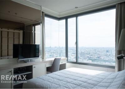 Luxury condo, prime location, spacious rooms, near BTS Ratchathewi.