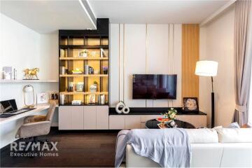 Luxury condo, prime location, spacious rooms, BTS doorstep, Ratchathewi.