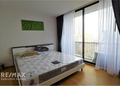 Corner condo, private rooms, excellent price, near BTS Surasak.