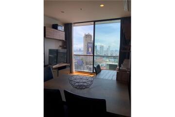 Corner condo, private rooms, excellent price, near BTS Surasak.