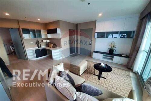 Corner condo near Huai Khwang MRT Station at unbeatable price.