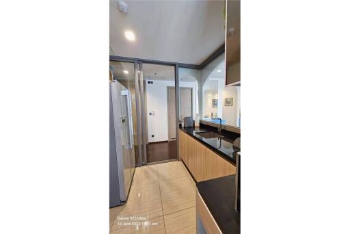 Spacious and luxurious corner condo near BTS Ratchathewi.