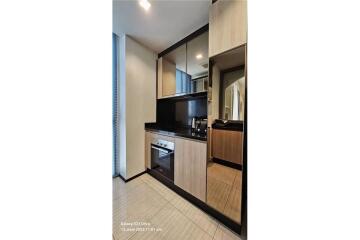 Spacious and luxurious corner condo near BTS Ratchathewi.