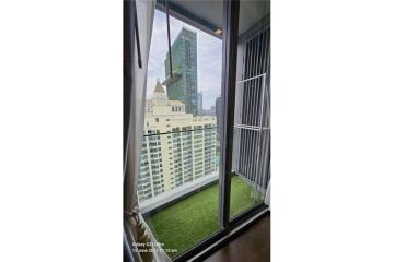 Spacious and luxurious corner condo near BTS Ratchathewi.