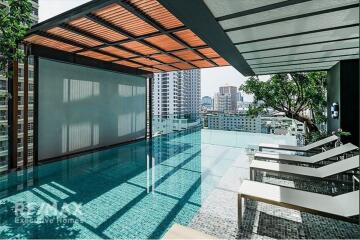 Spacious and luxurious corner condo near BTS Ratchathewi.