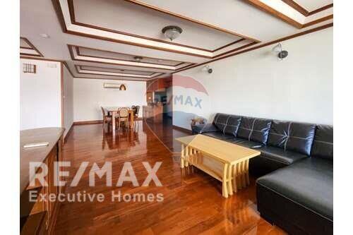 Spacious Condo with Proximity to BTS Phrom Phong and Sukhumvit Road