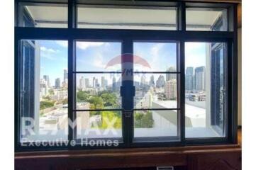 Large condo near BTS Phrom Phong and Sukhumvit Road.