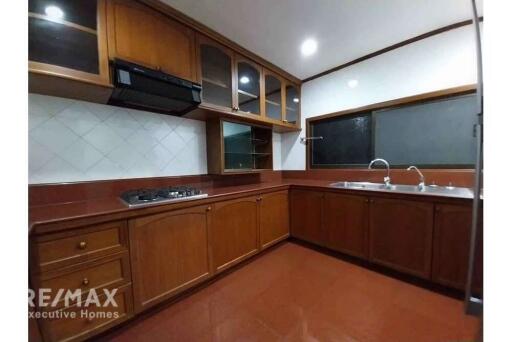 Spacious Condo with Proximity to BTS Phrom Phong and Sukhumvit Road