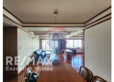 Spacious Condo with Proximity to BTS Phrom Phong and Sukhumvit Road