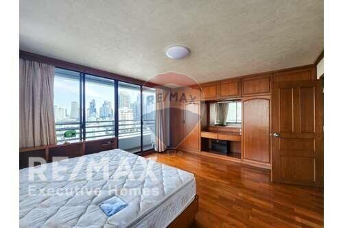 Large condo near BTS Phrom Phong and Sukhumvit Road.