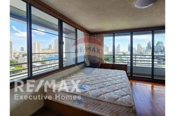 Large condo near BTS Phrom Phong and Sukhumvit Road.