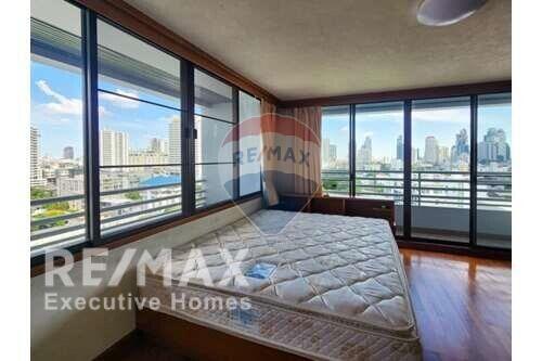 Large condo near BTS Phrom Phong and Sukhumvit Road.