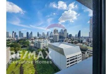 Large condo near BTS Phrom Phong and Sukhumvit Road.