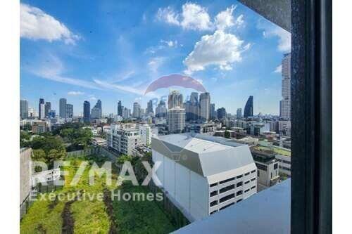 Large condo near BTS Phrom Phong and Sukhumvit Road.