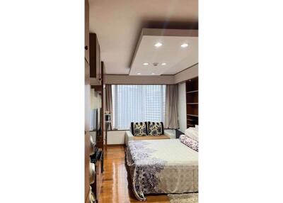 Luxury condo near BTS Ploenjin, ideal dream home.