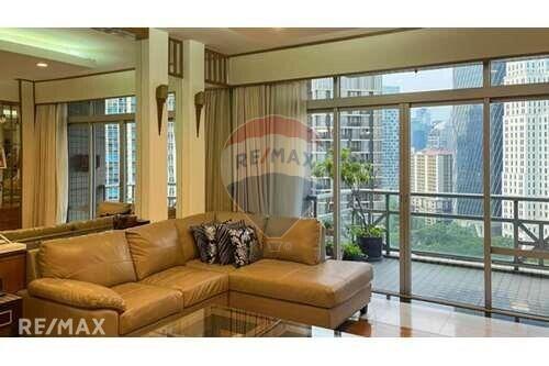 Luxury condo near BTS Ploenjin, ideal dream home.