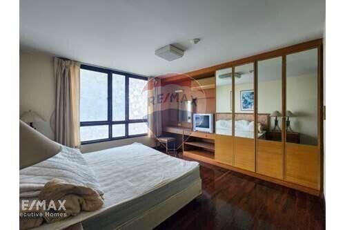 Large 3BR condo in trendy Thonglor area.