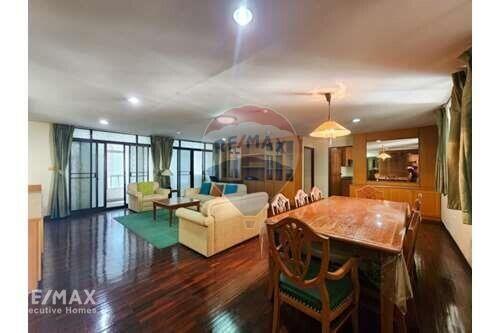 Large 3BR condo in trendy Thonglor area.