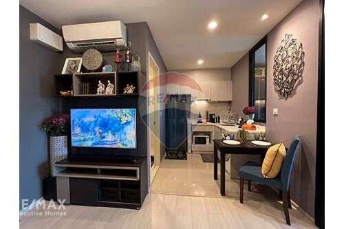 Convenient Condo with MRT Phetchaburi 5 Mins Walk, Airport Link, and Expressway Exit Access