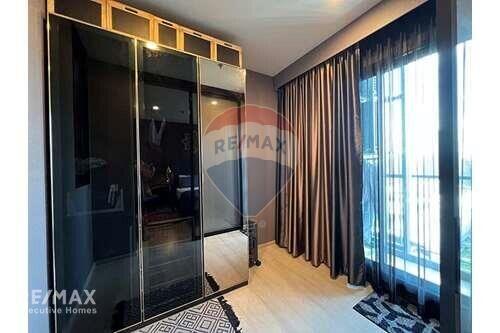 Convenient Condo with MRT Phetchaburi 5 Mins Walk, Airport Link, and Expressway Exit Access