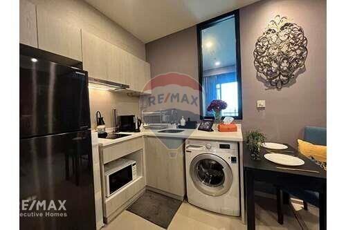 Convenient Condo with MRT Phetchaburi 5 Mins Walk, Airport Link, and Expressway Exit Access