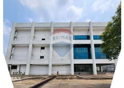 Spacious Commercial Building with Ideal Location and Office Space
