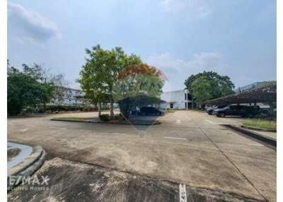 Spacious Commercial Building with Ideal Location and Office Space