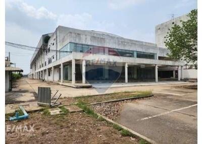 Spacious Commercial Building with Ideal Location and Office Space