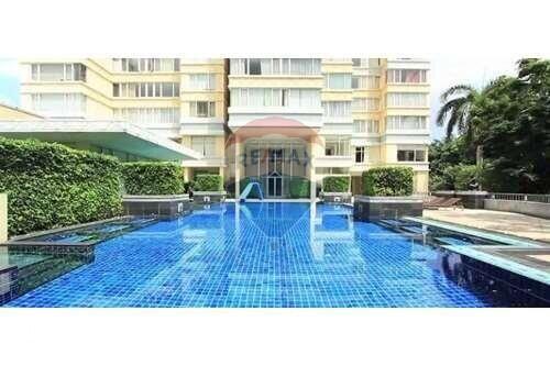 Luxurious 3-Bed Condo with Private Elevator and Panoramic Views in BTS Thong Lo Area