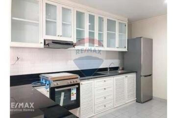 Spacious unit in the heart of Asok.