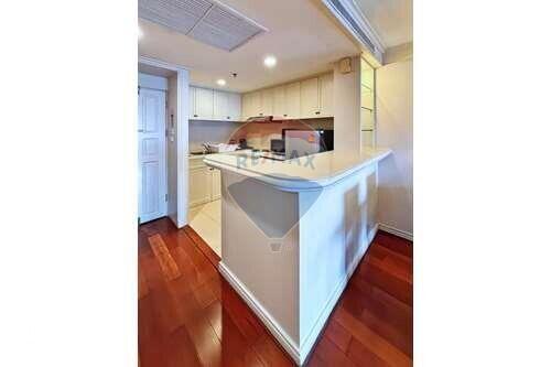 Nice 2beds unit with the park view in a quiet soi.