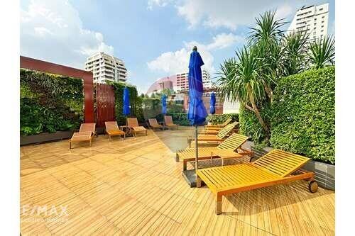 Nice 2beds unit with the park view in a quiet soi.